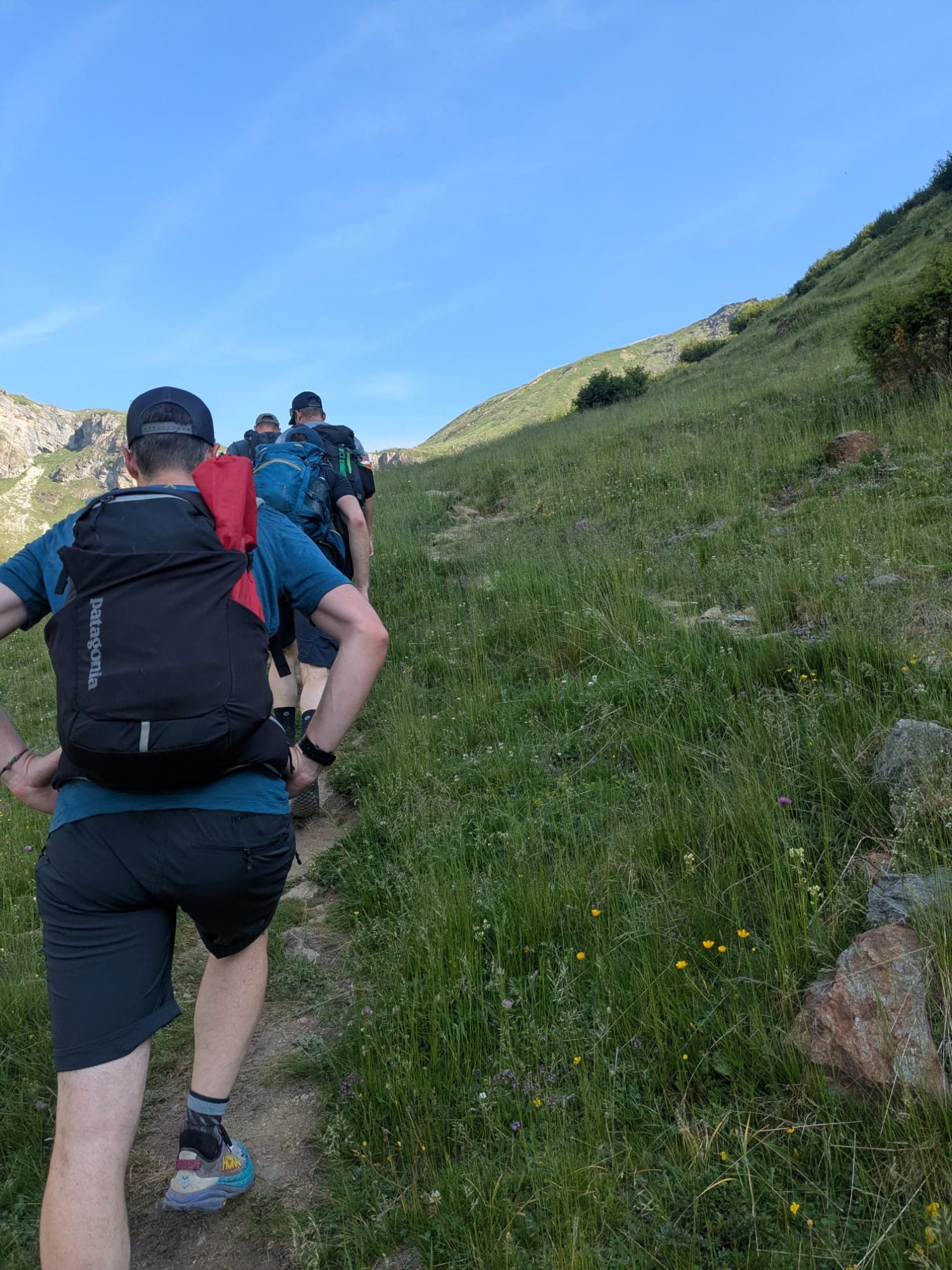 Wanderer auf einem schmalen Bergpfad